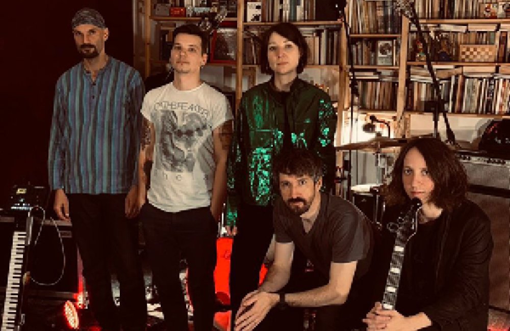 KLUB ZA ZRKALDOM / DRŤ KRST + JAKUB ŤAPUCHA - VIZUÁLNA INŠTALÁCIA + KATOV SYNTH