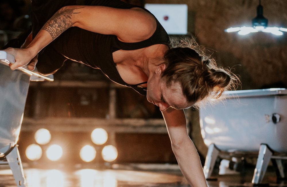 DIVADLO ZA ZRKADLOM / ODIVO: VNORENÁ