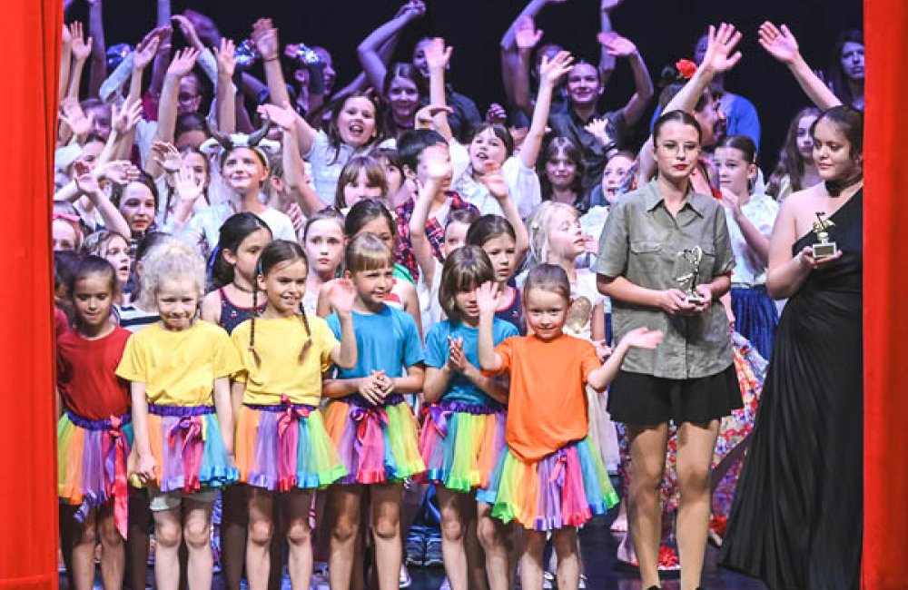 TALENTINA HRÁ, SPIEVA A TANCUJE NAPRIEK VŠETKÉMU