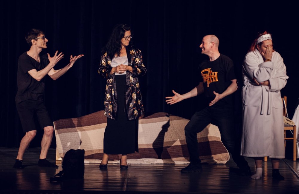 DIVADLO TANDEM - AKO DOSTAŤ DIEŤA Z DOMU